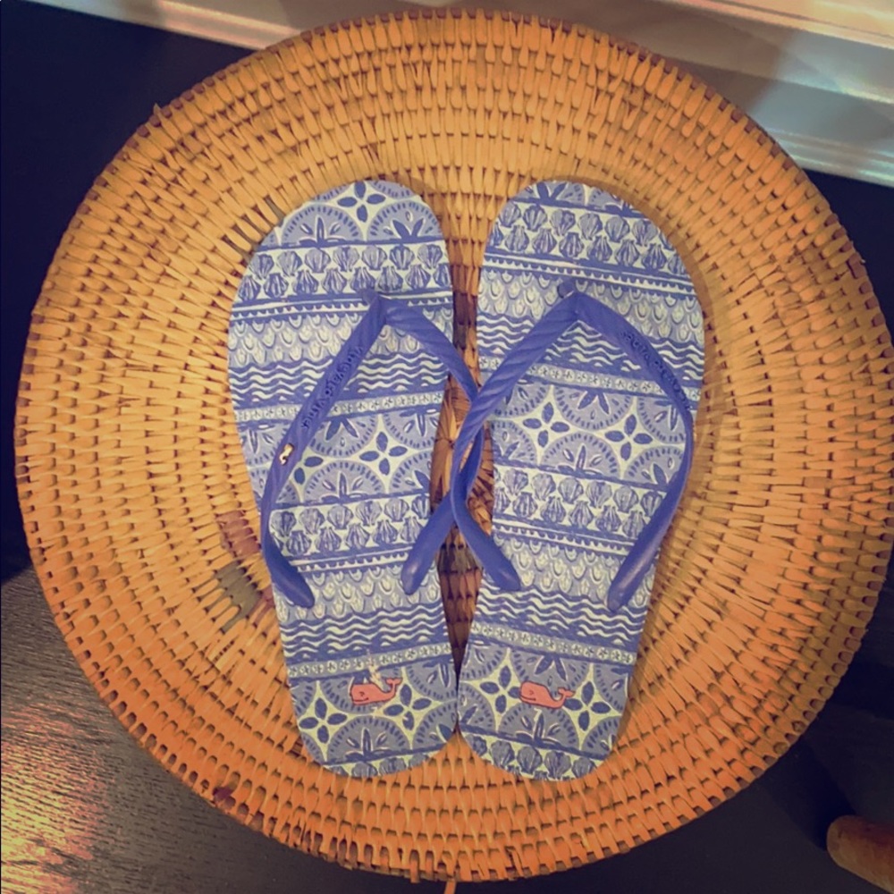 Vineyard vines blue flip flops